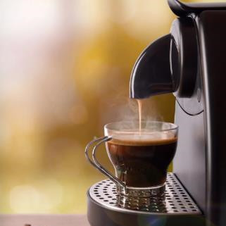 摩卡壶和咖啡机哪个好，职场女性早上喝咖啡用摩卡壶还是咖啡机