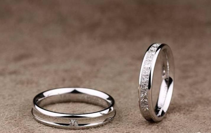 对戒和婚戒有什么区别，左手食指戴戒什么意思