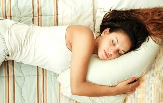对脸型最好的睡觉姿势，什么样的睡姿能使人变漂亮